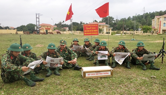 Đội ngũ cán bộ Trung đoàn 244 thường xuyên gần gũi, gắn bó với chiến sĩ trong mọi hoạt động.